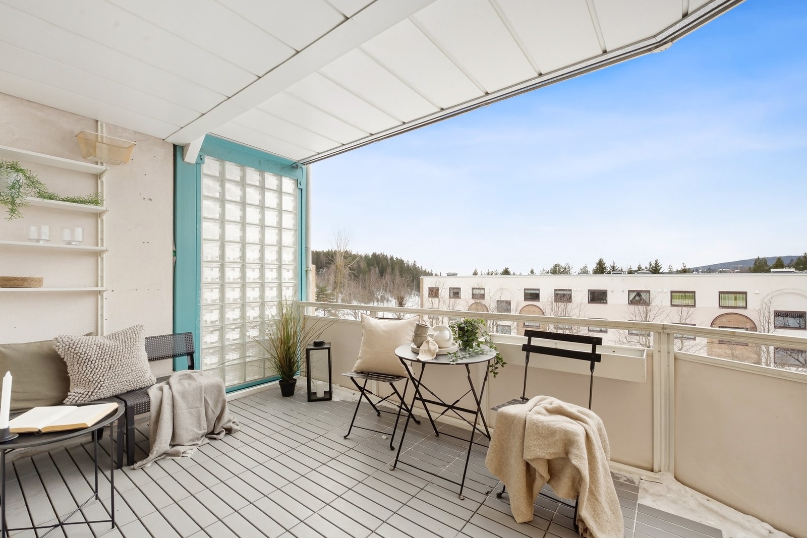 Stor balkong med god plass til ønsket møblement. Galleribilde