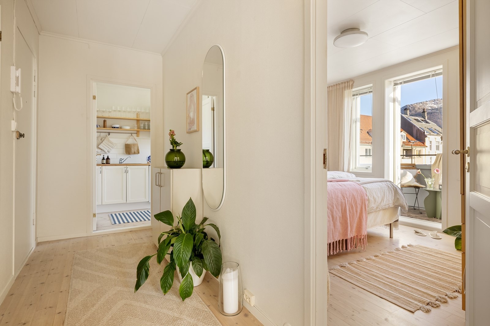 Gangarealet på 5,3 kvm binder rommene effektivt sammen og gir god flyt i planløsningen. Galleribilde