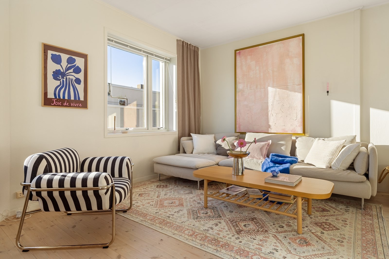 Det gode lysinnslippet fremhever rommets kvaliteter og gir en åpen og innbydende romfølelse gjennom hele dagen. Galleribilde