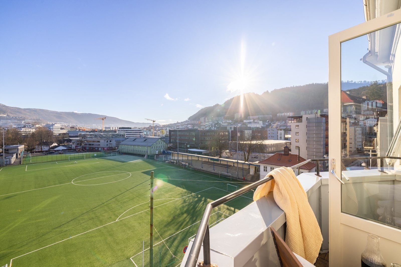 I tillegg har du utsyn mot Møhlenpris idrettsplass, hvor du kan følge med på fotballkamper og livet i nærmiljøet. Galleribilde