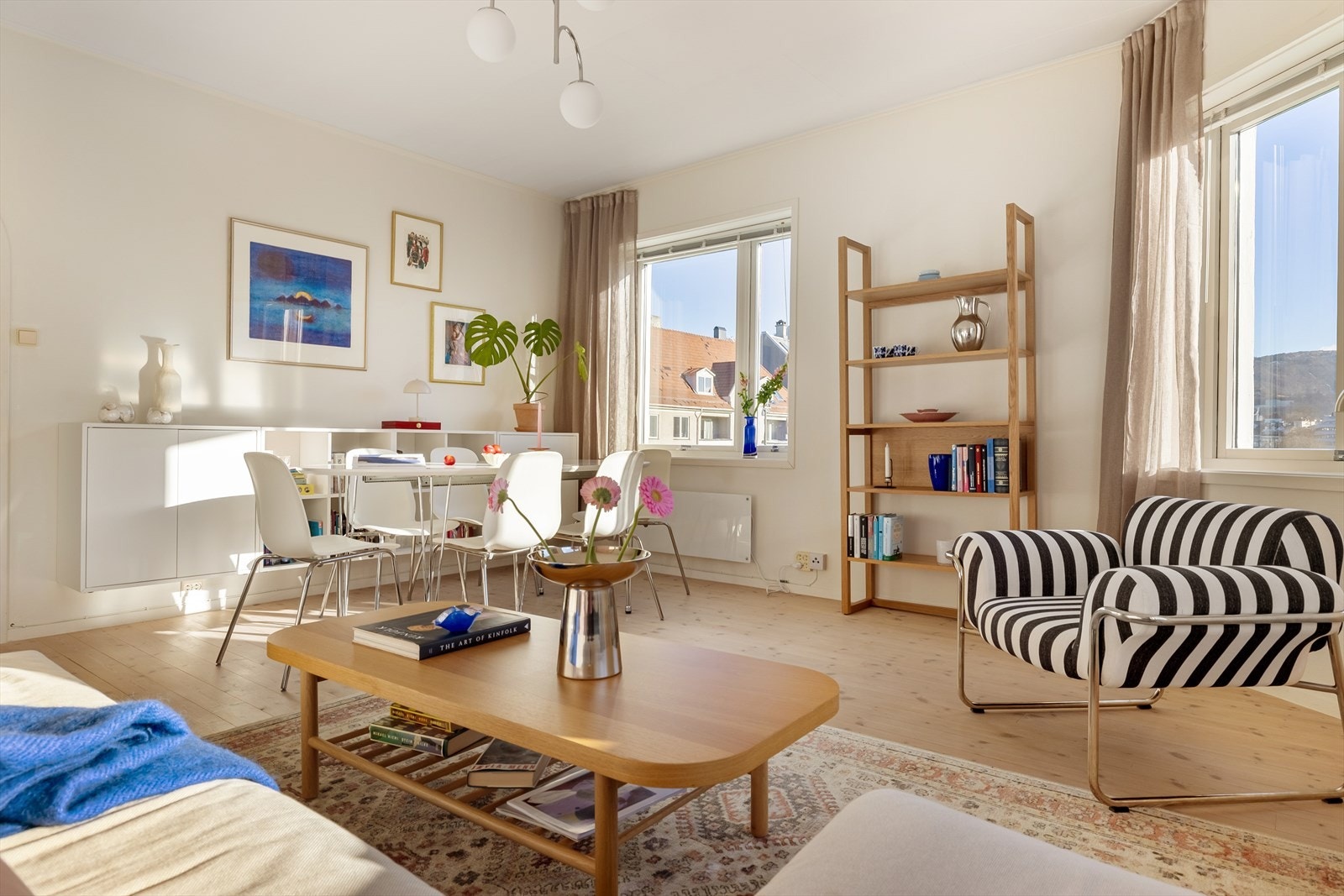 Velkommen inn i en lys og innbydende stue med store vindusflater som slipper inn rikelig med naturlig lys og skaper en lun og harmonisk atmosfære. Galleribilde