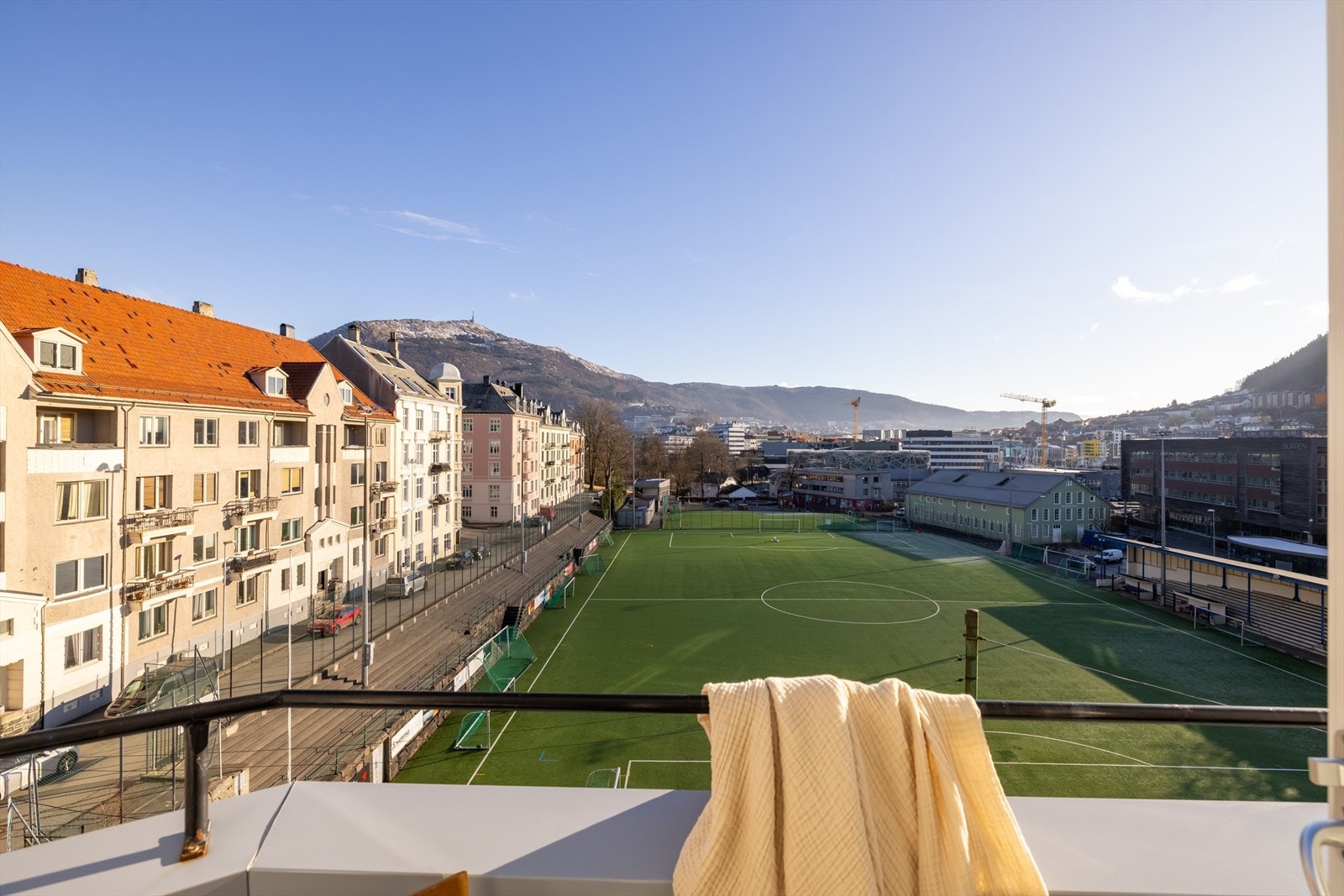 Fra leiligheten har du flott utsikt mot Ulriken, et vakkert bakteppe som endrer seg med årstidene. Galleribilde
