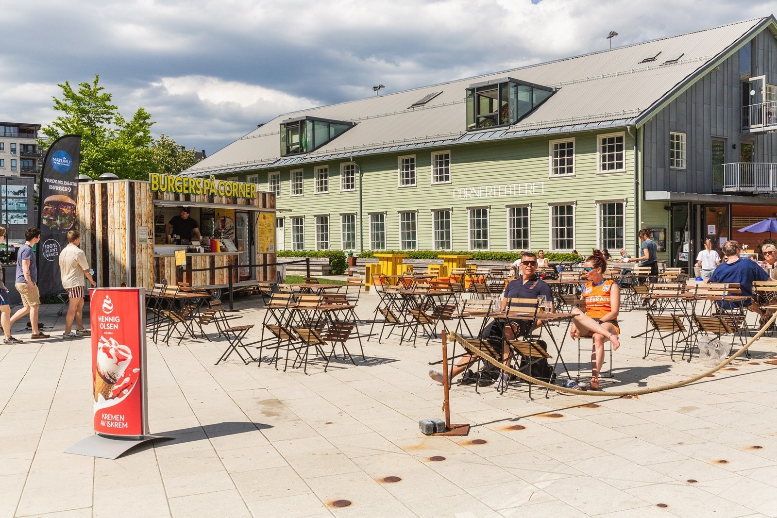 Cornerteateret byr på en av områdets hyggeligste uteplasser, perfekt for en utepils i solen eller sosiale kvelder med venner i urbane omgivelser. Galleribilde