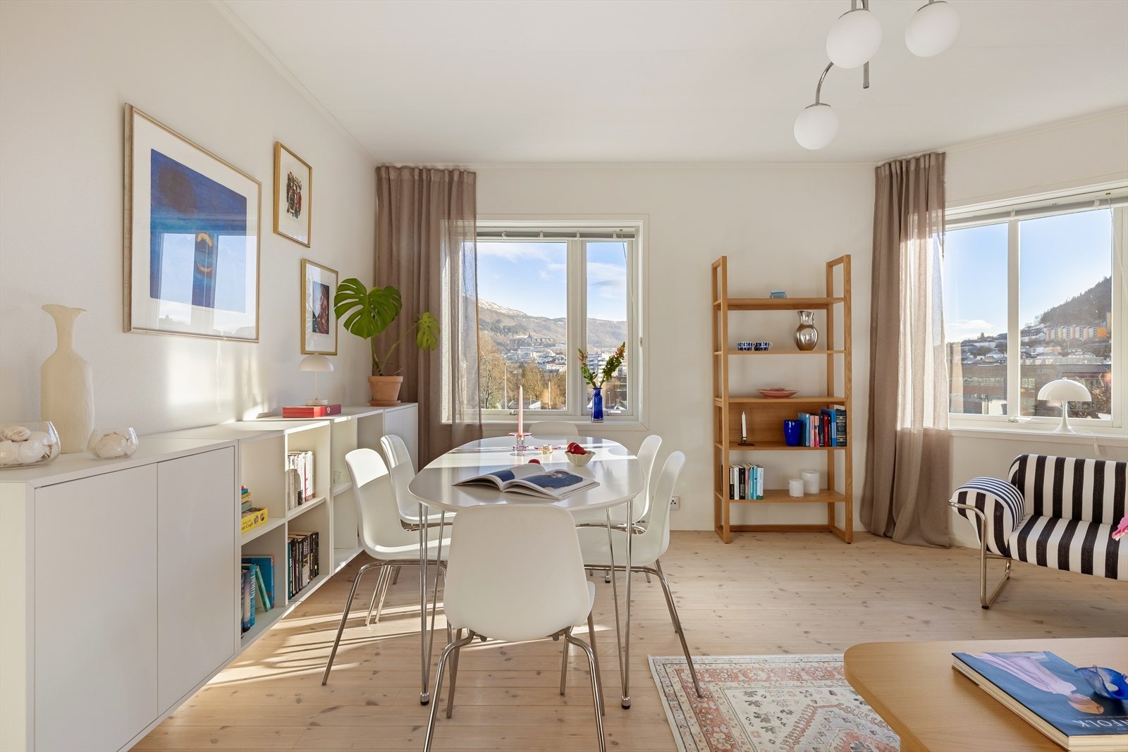 Stuen har god plass til både sofagruppe og mediemøbler, og den åpne løsningen gjør rommet fleksibelt og lett å innrede etter behov. Galleribilde