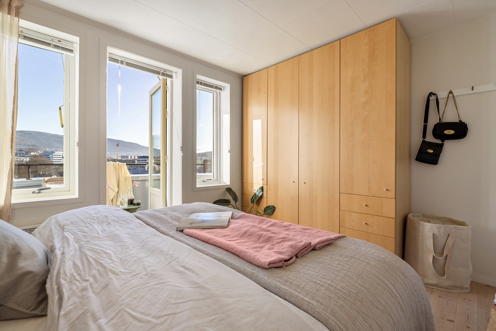 Soverommet har god plass til garderobeløsning og byr på rikelig med skapplass, noe som gjør rommet både praktisk og ryddig. Galleribilde