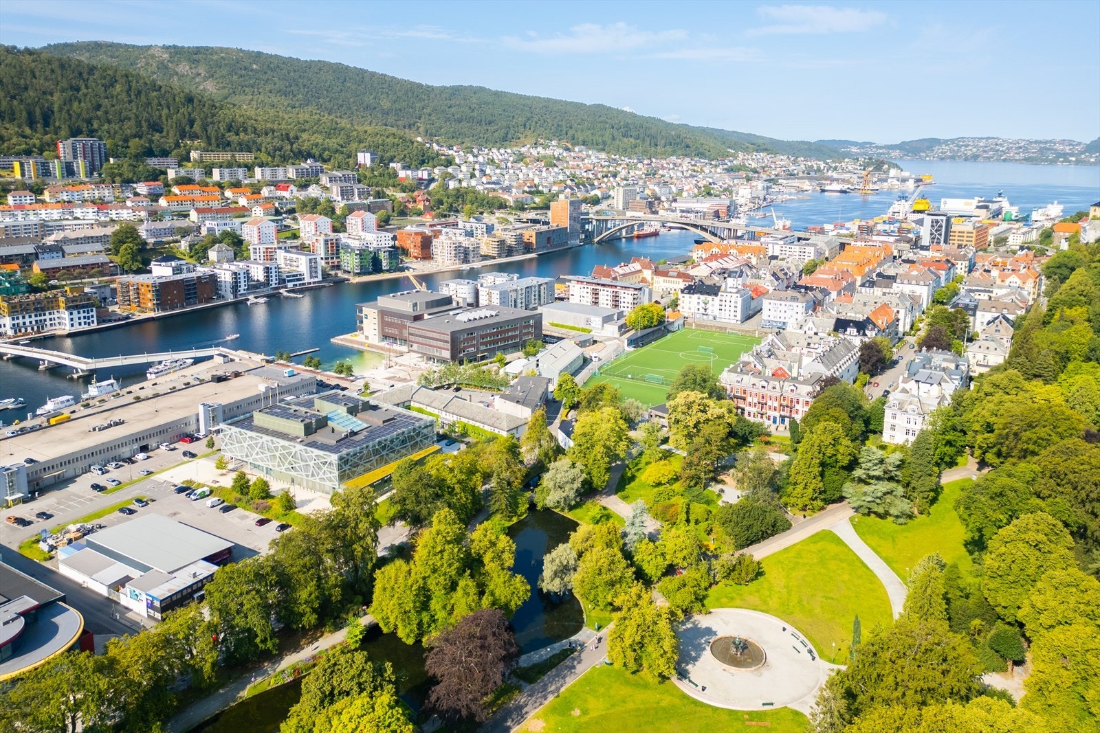 Nygårdsparken, en av Bergens største og vakreste parker ligger kun få minutters gange unna og byr på grønne lunger midt i byen. Galleribilde