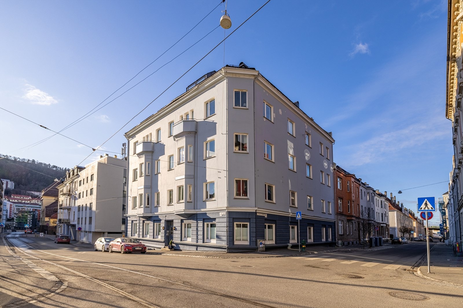 Fasade mot gate i klassisk bygårdsbebyggelse i attraktiv del av Møhlenpris. Galleribilde