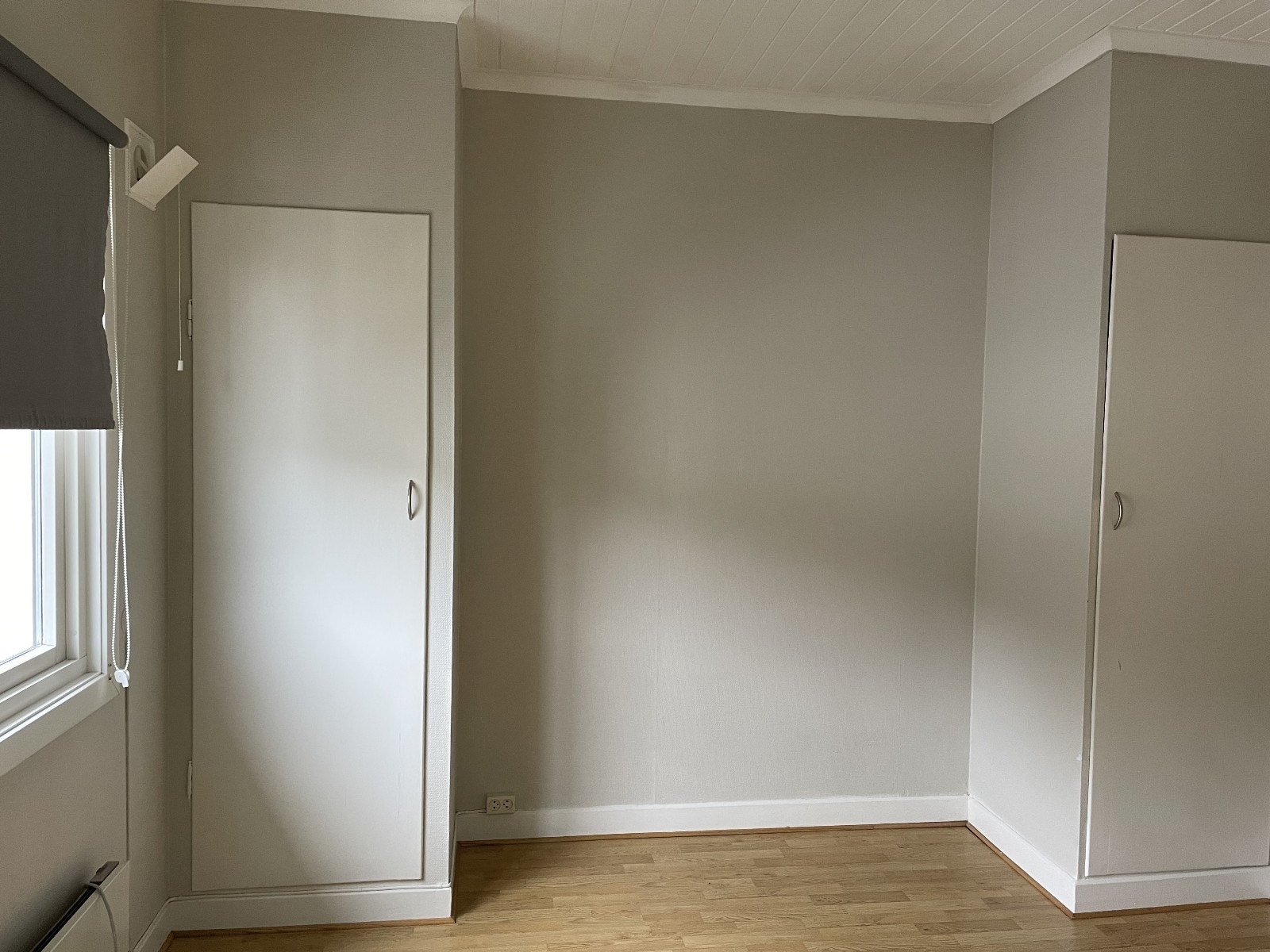 Soverom med eldre innebygde skap på hver side av sengen. Vinduet vender mot syd. Galleribilde