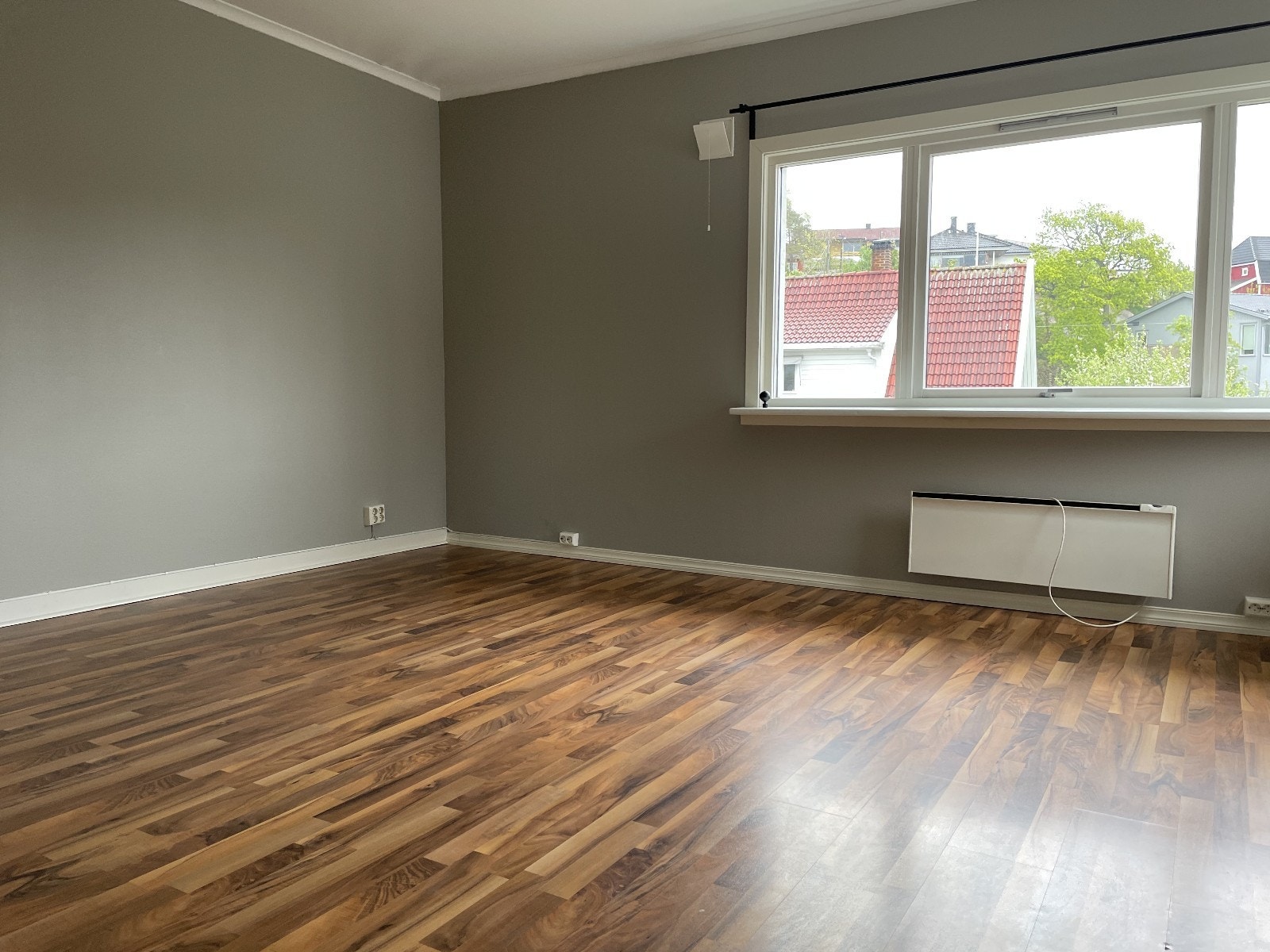 Stuen er malt i en moderne og varm grå tone og har godt med lysinnfall fra store vindusflater. Galleribilde