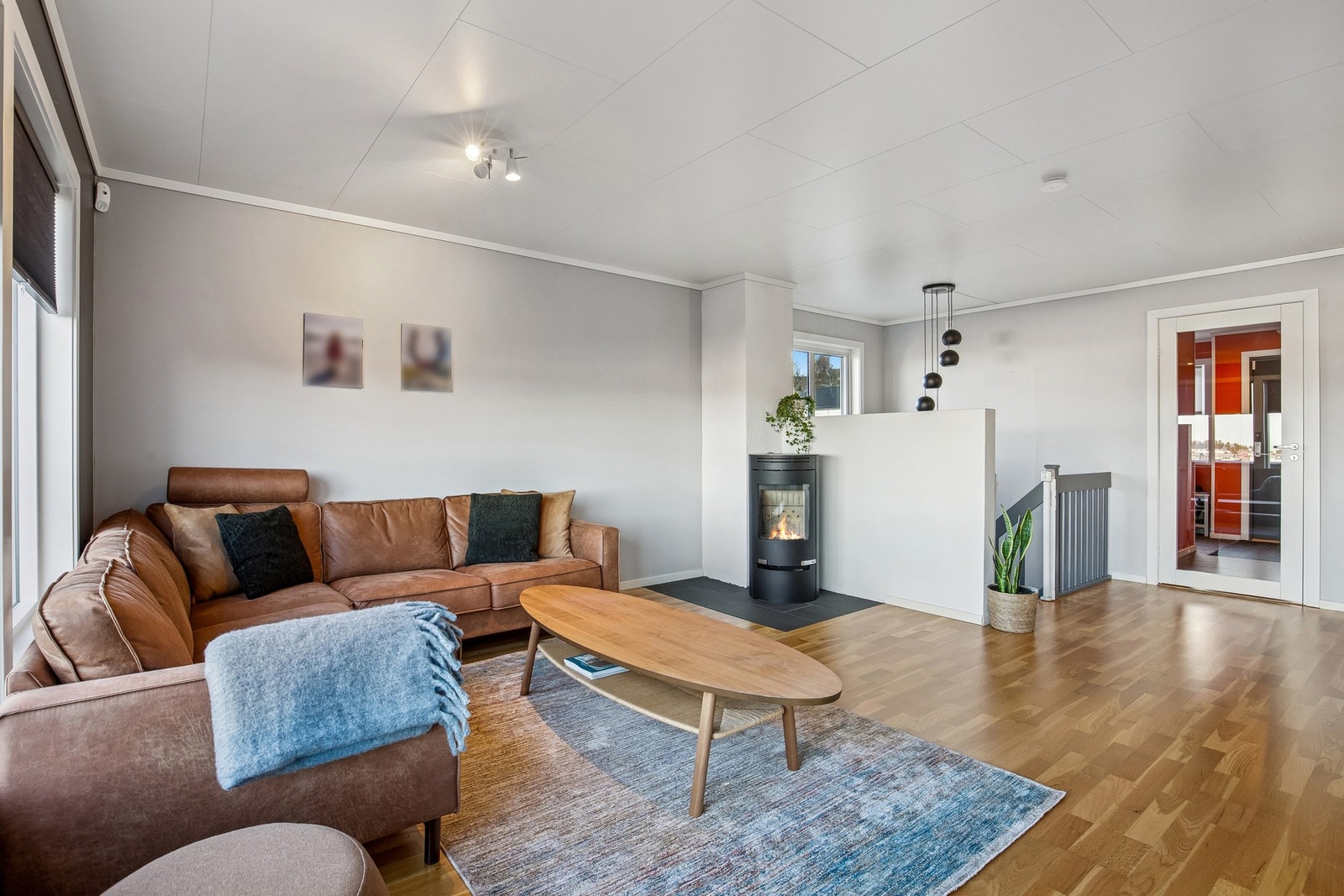 Boligen blir oppvarmet ved bruk av elektrisk varme, varmepumpe og vedovn Galleribilde