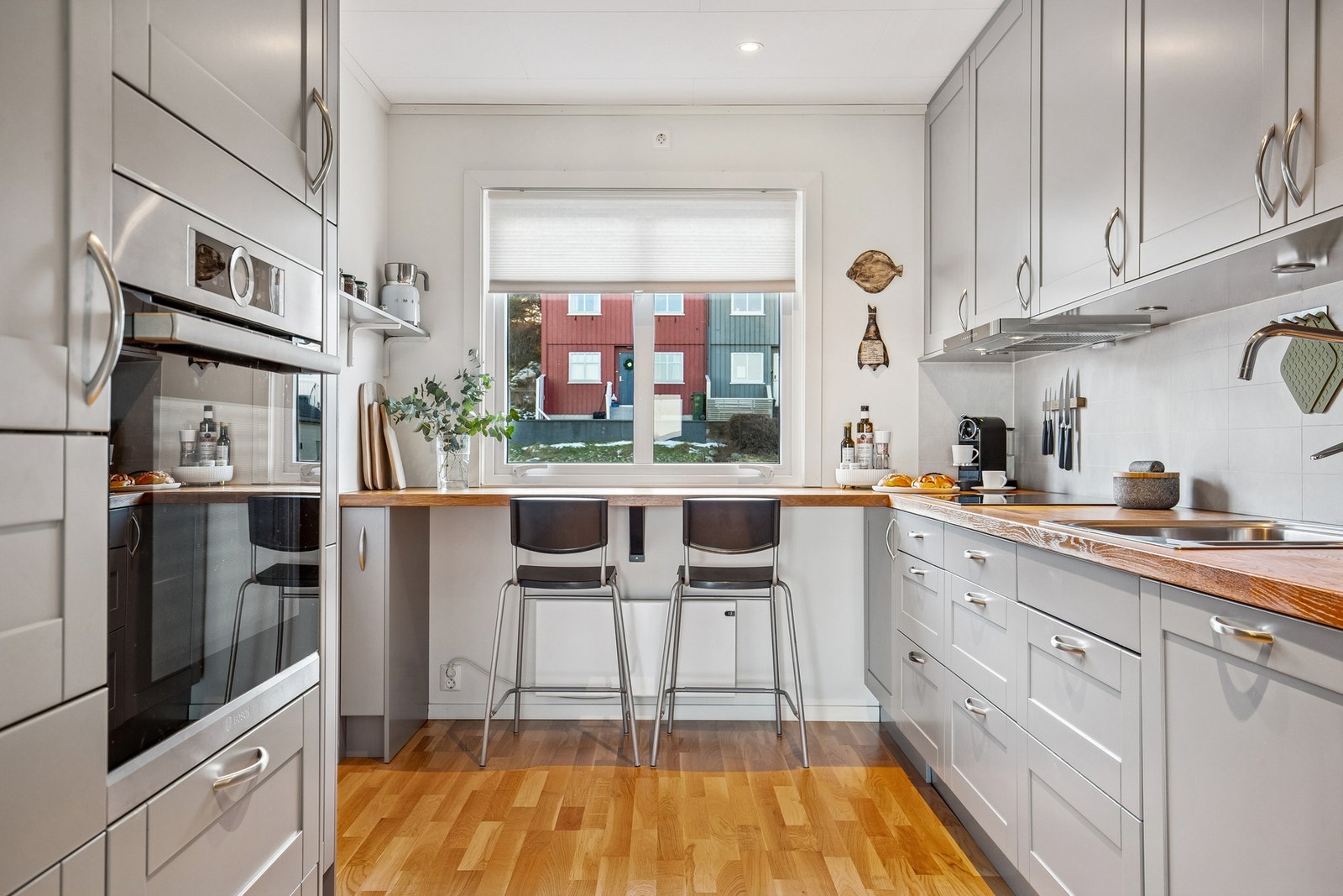 Kjøkken med barkrakk løsning Galleribilde