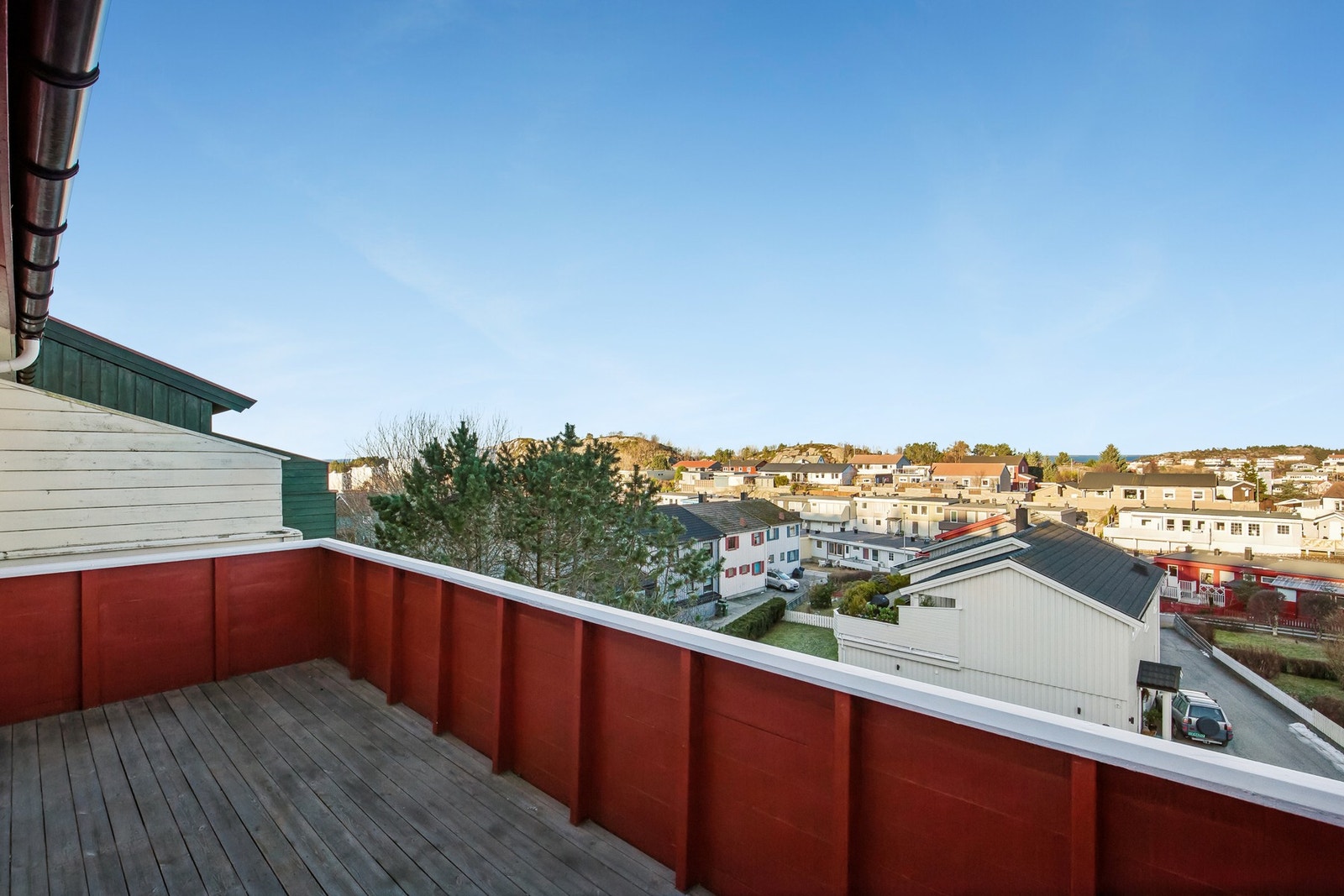 Romslig veranda med gode solforhold Galleribilde