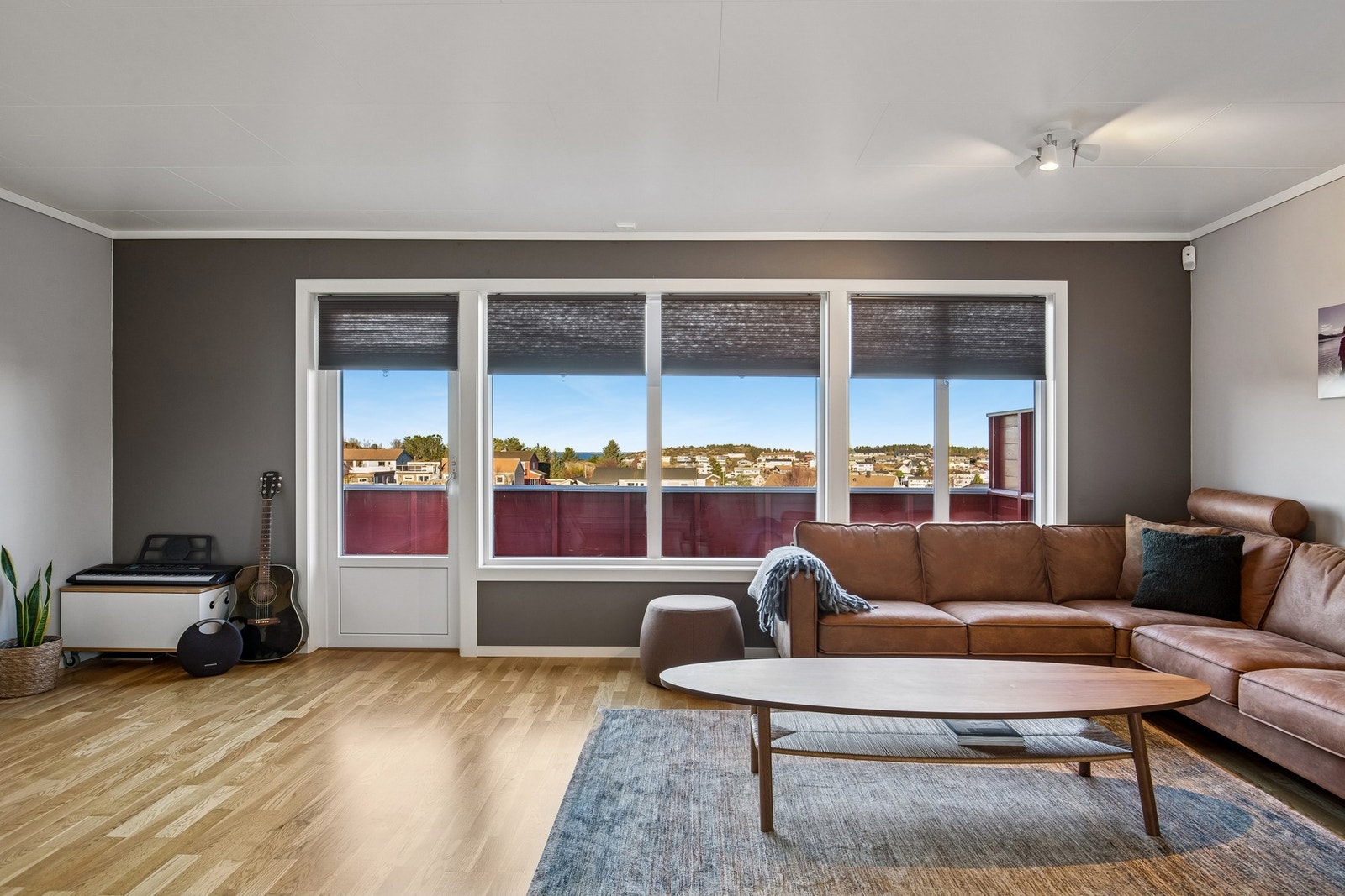 God takhøyde og store vindusflater som bidrar til en luftig og behagelig atmosfære Galleribilde