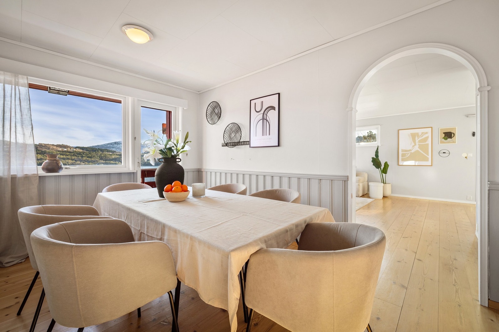 Mellom kjøkkenet og stuen finner man en spisestue Galleribilde