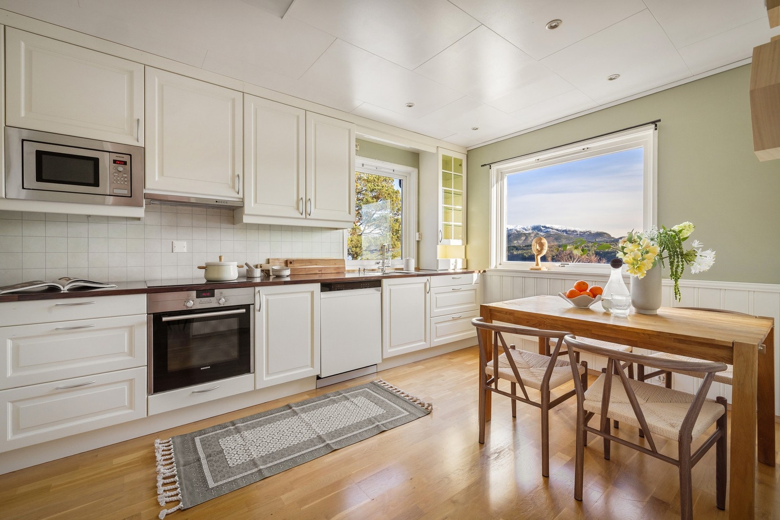 Stort kjøkkenrom - tilgjengelig fra spisestue og gangen Galleribilde