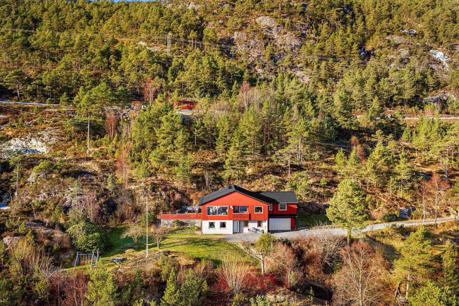 Huset er på 225 kvm med 30 kvm med garasje som har inngang til huset Galleribilde