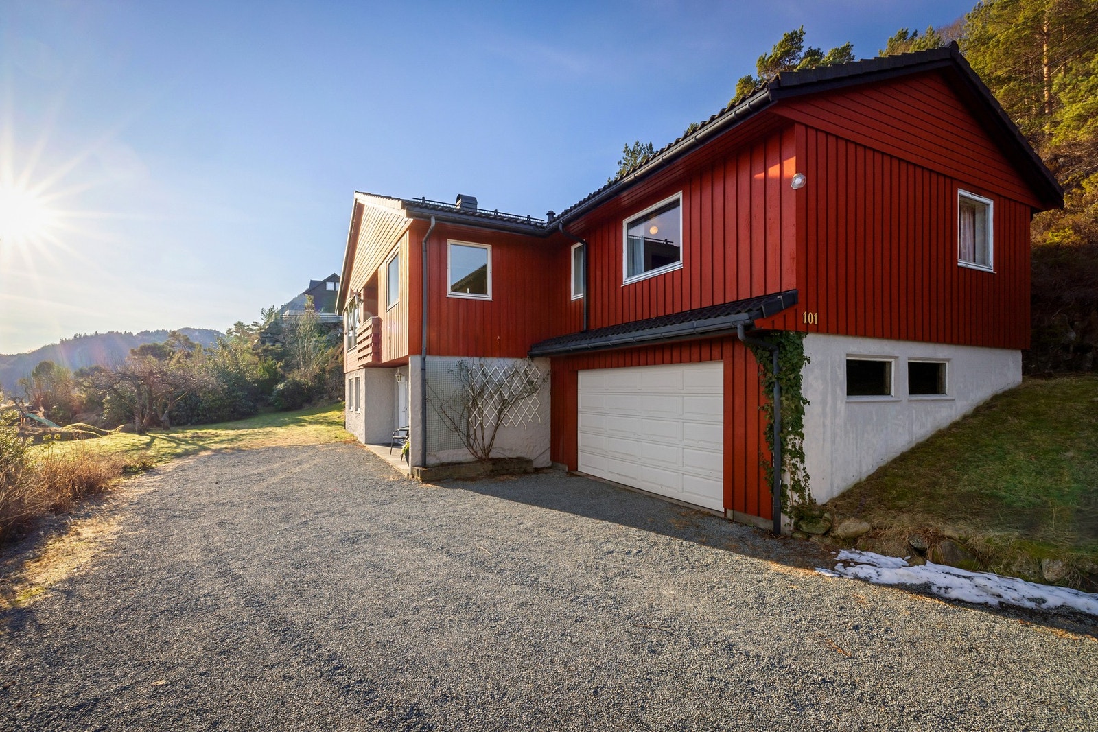 Det er montert el-bil lading i garasjen Galleribilde