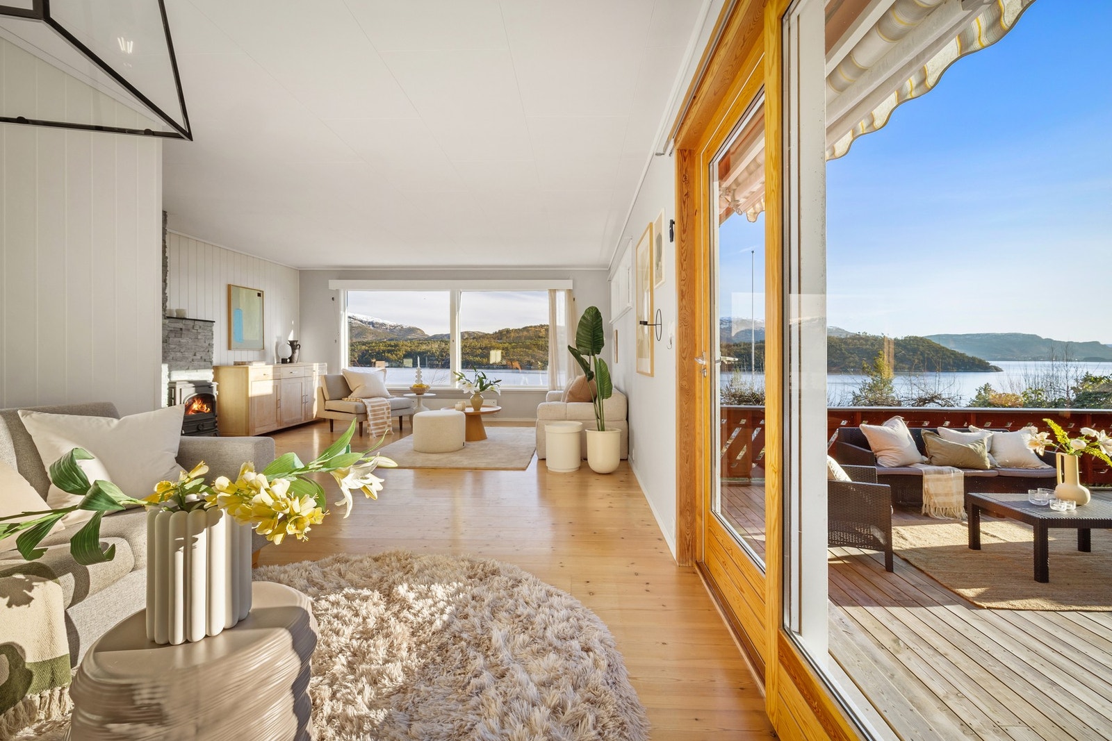 Stor stue med utgang til altan Galleribilde