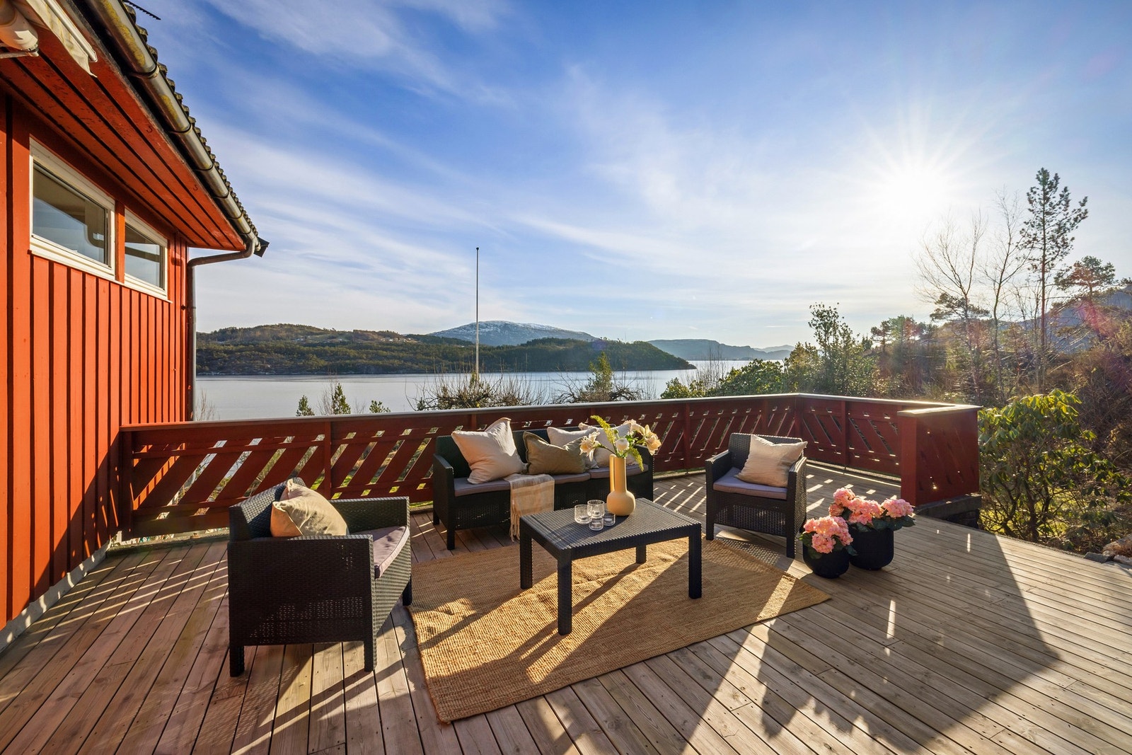 Tomten er vendt mot sør-øst, og har veldig gode solforhold fra morgen til ettermiddag Galleribilde