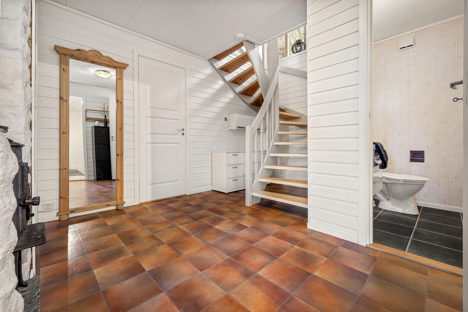 Boligen har varmekabler i gang, entré, kjellerstue og soverom i underetasjen Galleribilde