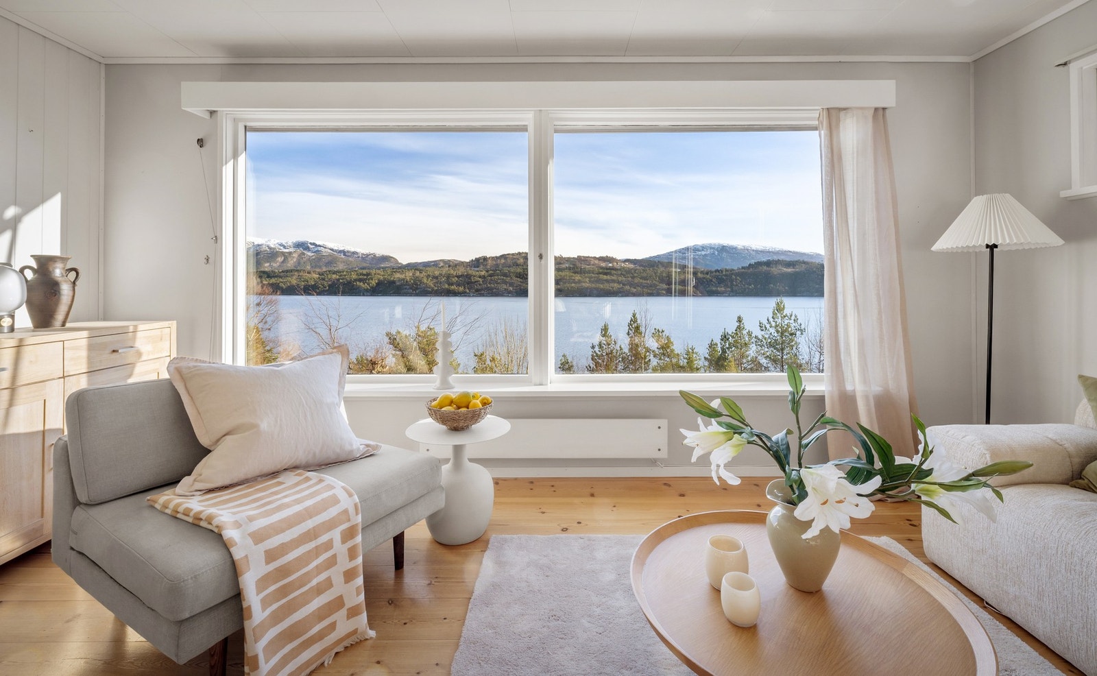 Boligen ligger på Bogstrand, ca. 18 minutter i bil fra Os sentrum Galleribilde