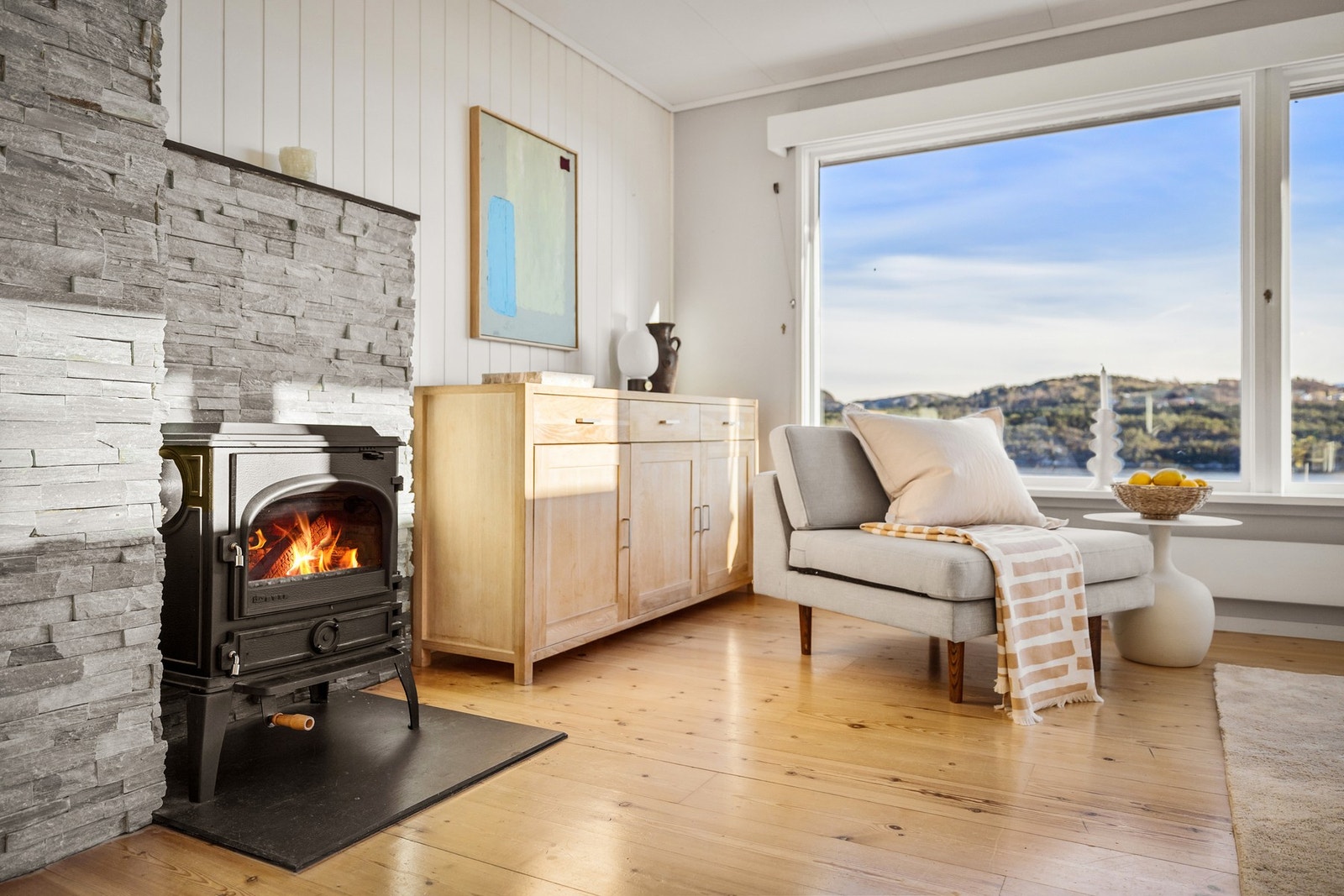 Det er vedovn og varmepumpe i huset Galleribilde