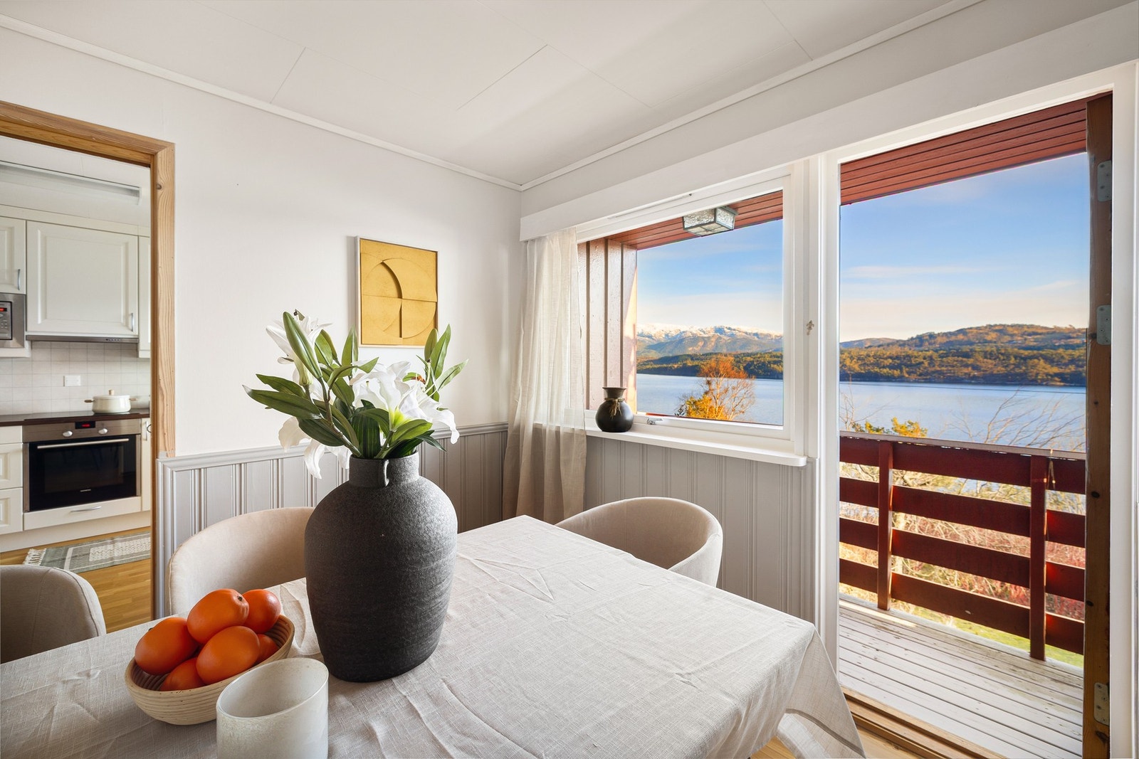 .. med utgang til altan i front Galleribilde