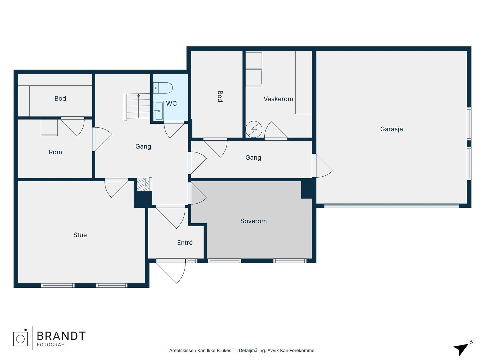Første etasje med gode oppbevaringsmuligheter Galleribilde