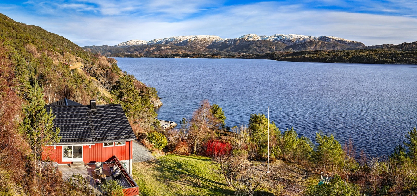 Tomten måler 2,3 mål og har stor hage og terrasse Galleribilde