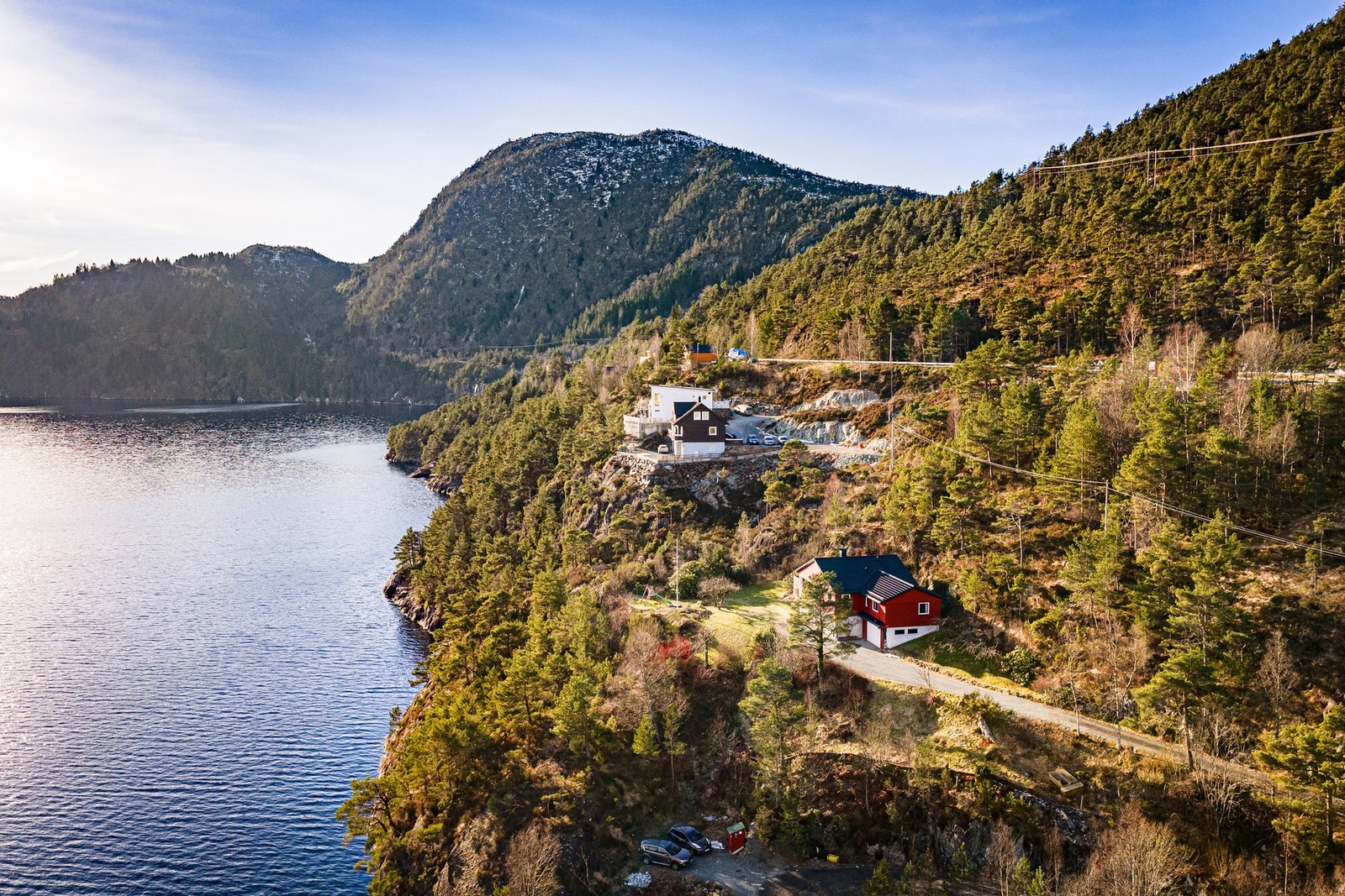 Boligen er tilkoplet avløp via septik, og vann via privat brønn Galleribilde