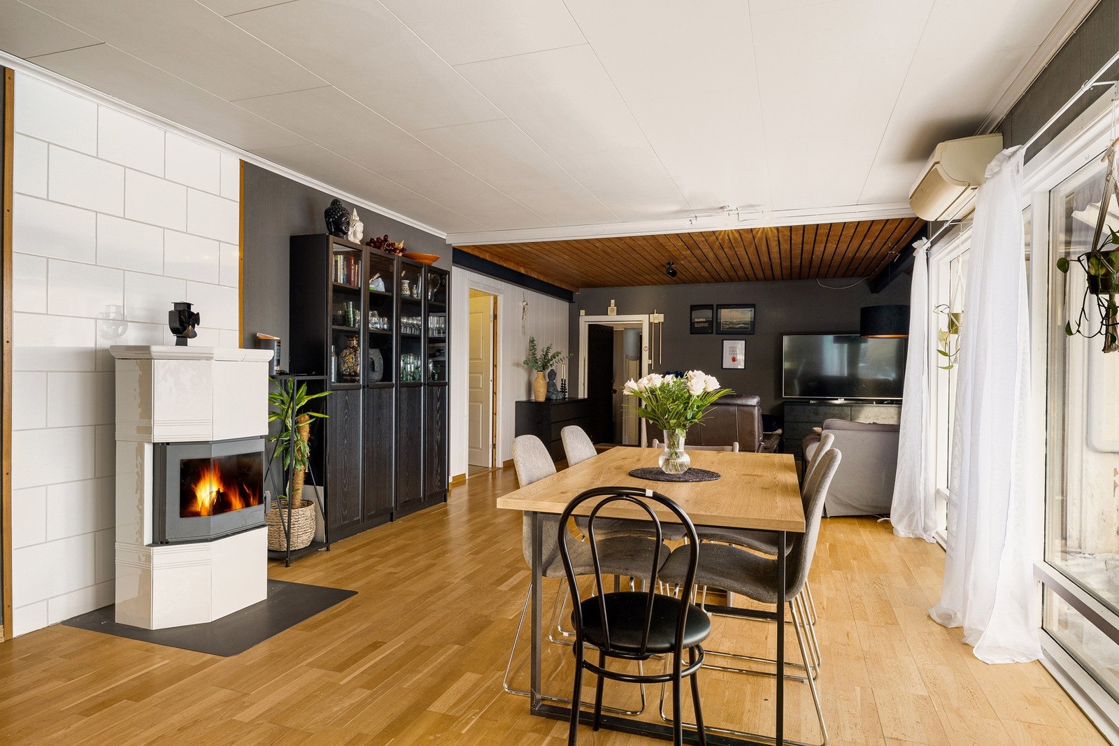 Hoveddel (3 rom + kjøkken + bad+ store deler av stuen): kr 14 500 pr. mnd Galleribilde