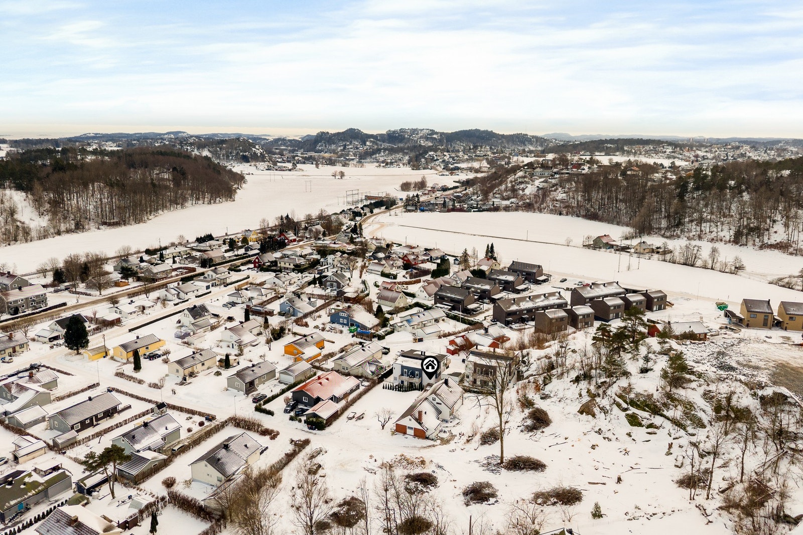 Solrikt, landlig og barnevennlig beliggende i enden av blindvei, i et etablert og sentrumsnært boligområde Galleribilde