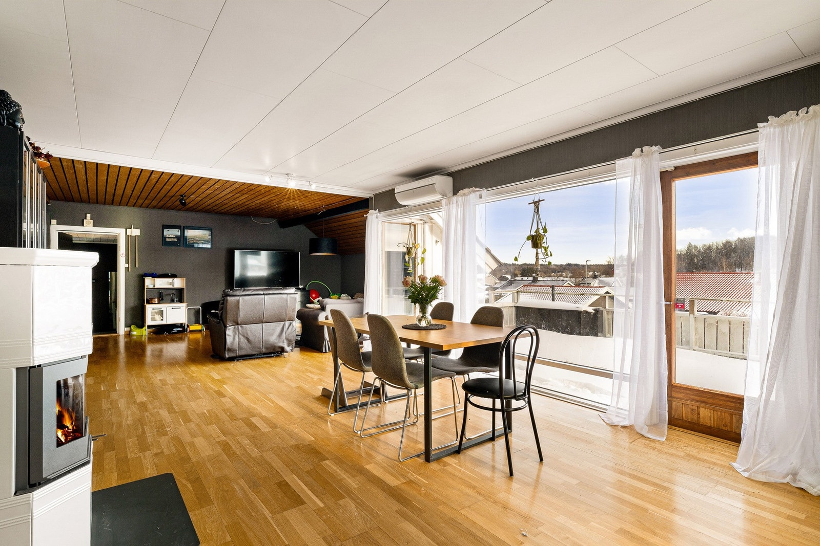 Boligens hoveddel har en lys og romslig stue Galleribilde