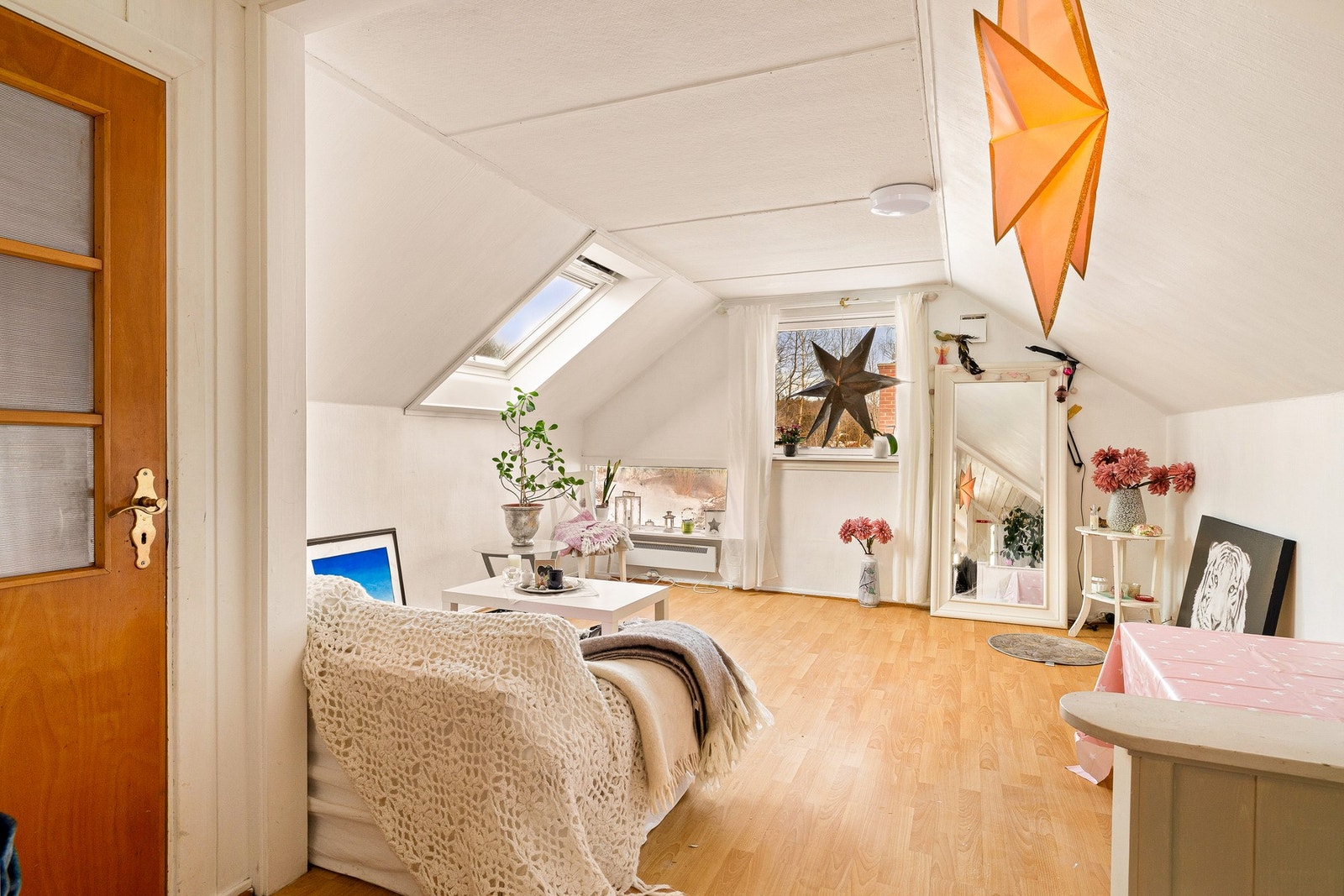 Hybelleilighet 2. etasje (2 rom + kjøkken + bad): kr 8 900 pr. mnd Galleribilde