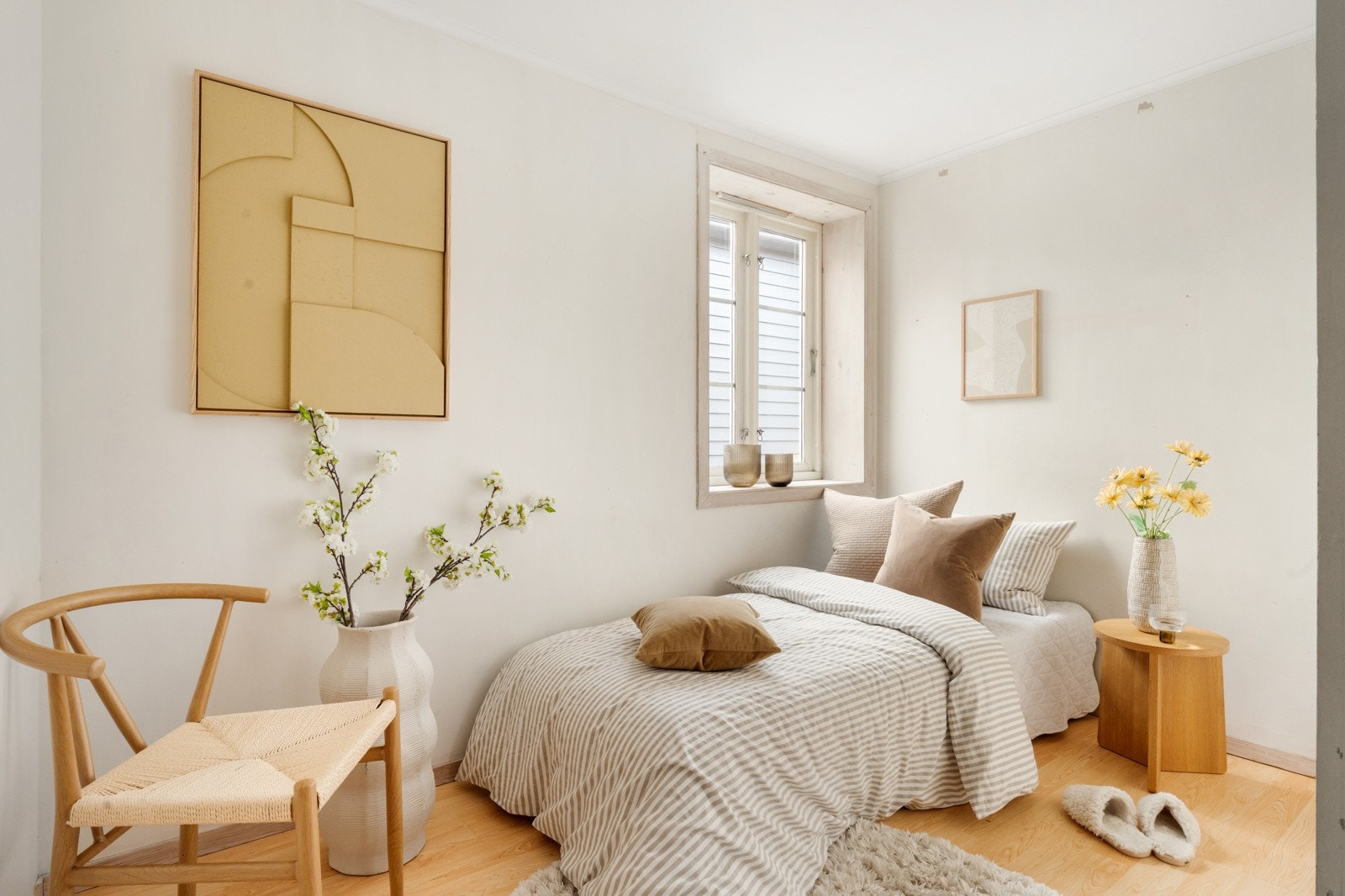 Plass til seng og garderobeskap Galleribilde