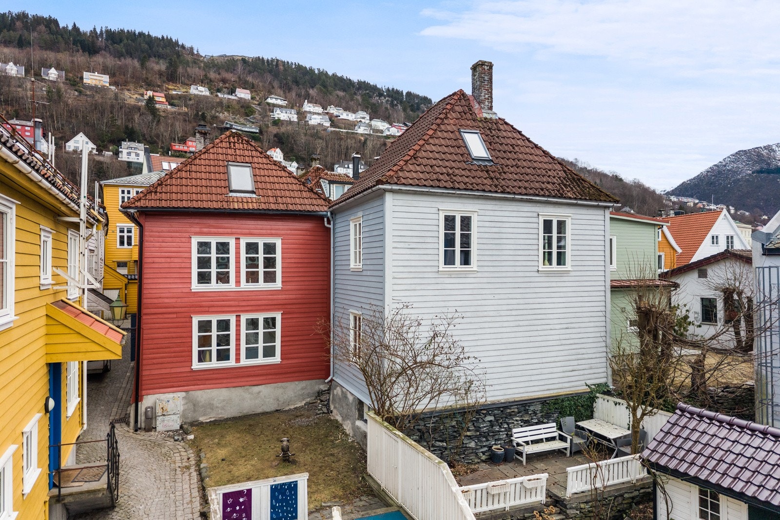 Leiligheten ligger i det røde bygget, 2. og loft Galleribilde