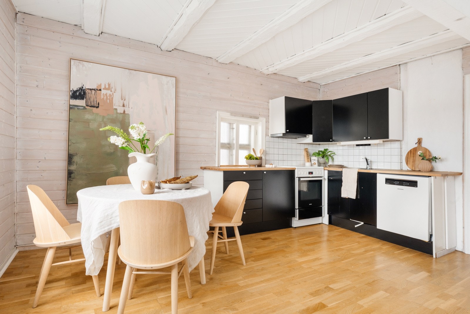 Åpen løsning mellom stue og kjøkken Galleribilde