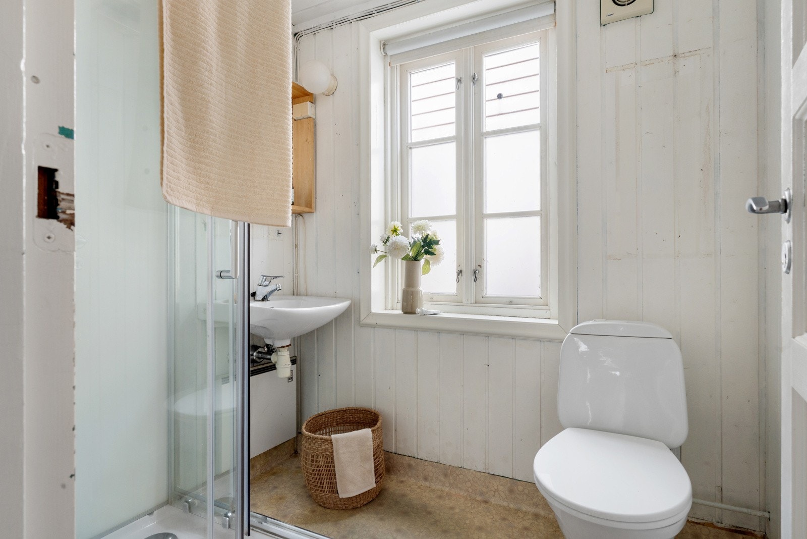 Bad med wc, dusj og servant Galleribilde