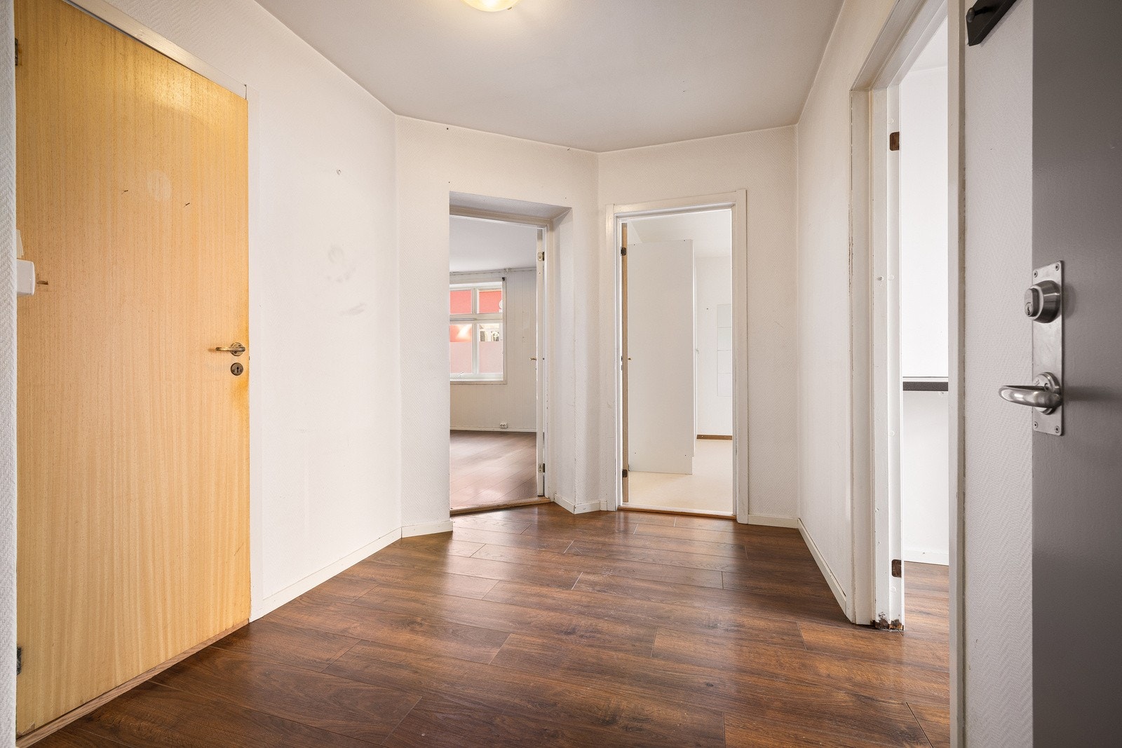 Romslig entré Galleribilde