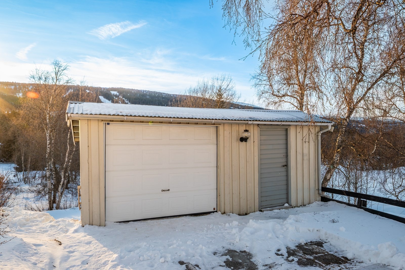 I tillegg til boligen er det en garasje. Galleribilde