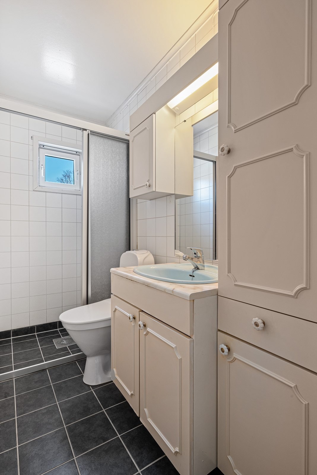 Bad i 1. etasje. Badet ble oppgradert i 2016. Galleribilde