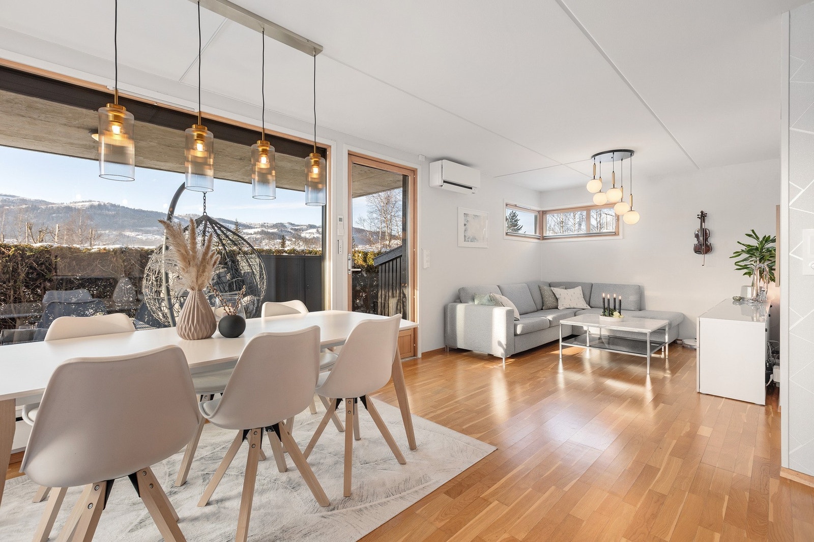 Romslig stue med åpen løsning mot kjøkken. Galleribilde