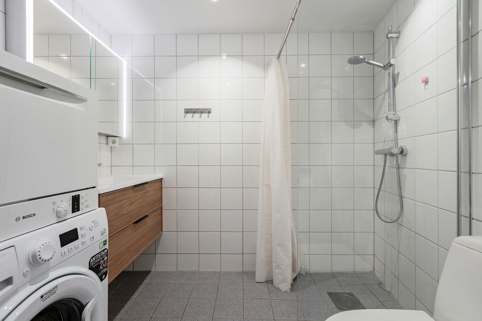 Flislagt bad i hybeldel. Galleribilde