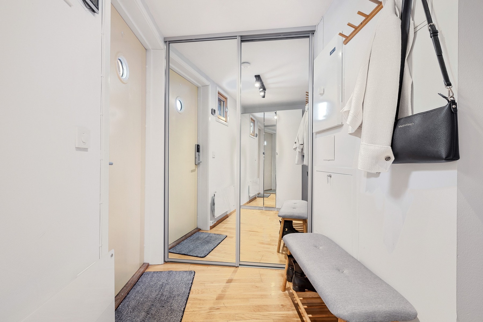 Entre med skyvedørsgarderobe. Galleribilde