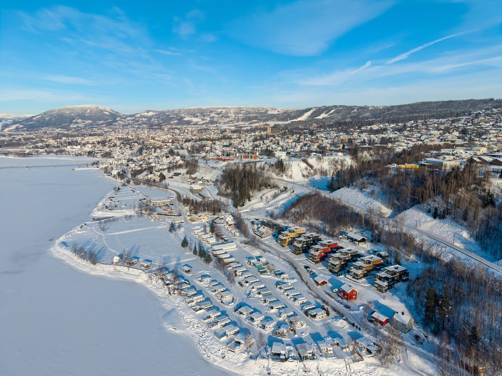 Gangavstand til Strandtorget kjøpesenter med mer enn 60 butikker, treningssenter, hagesenter, skoler, barnehager samt til sentrum. Gang- og sykkelsti til sentrum. Galleribilde