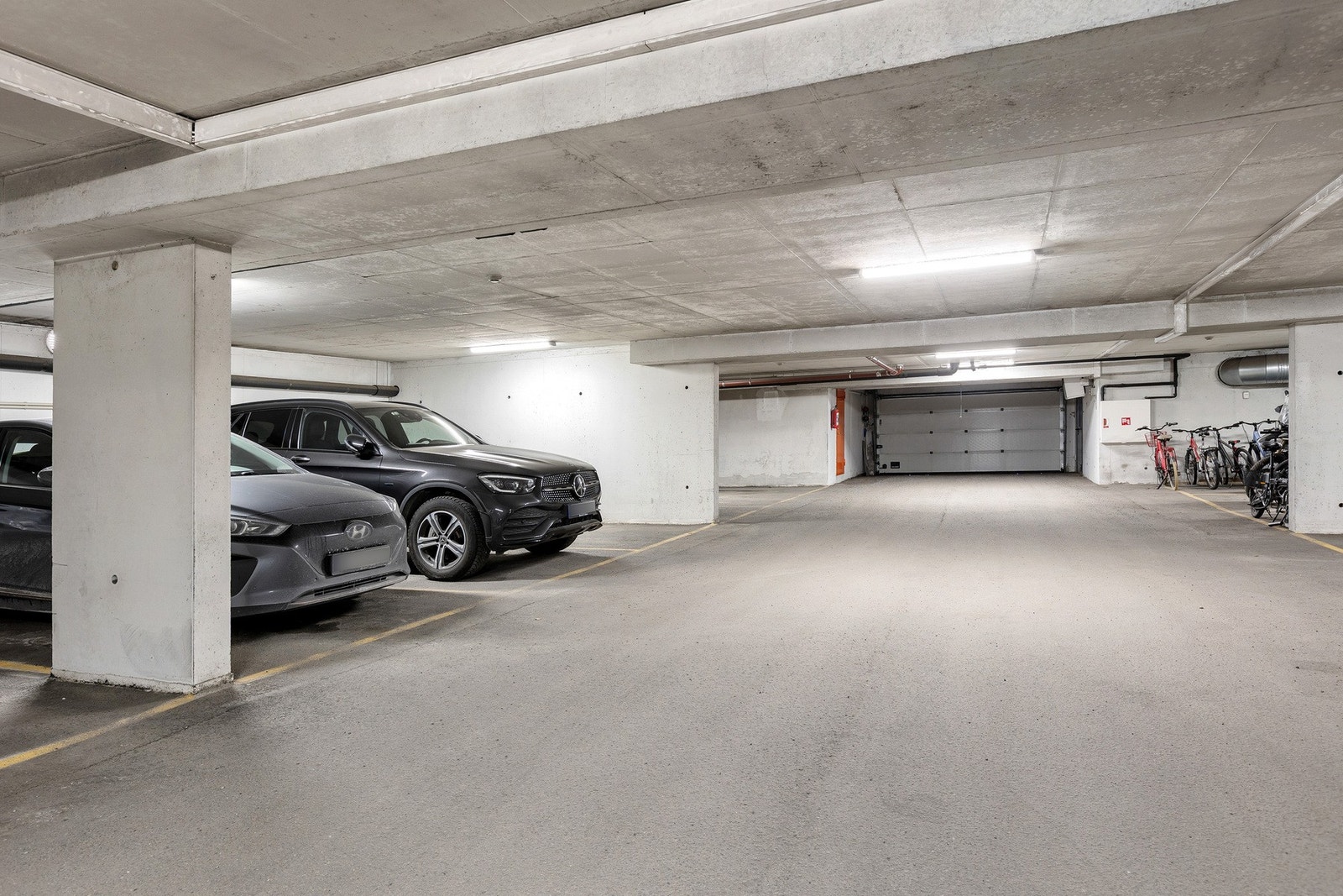 Egen biloppstillingsplass i felles garasjekjeller. Galleribilde