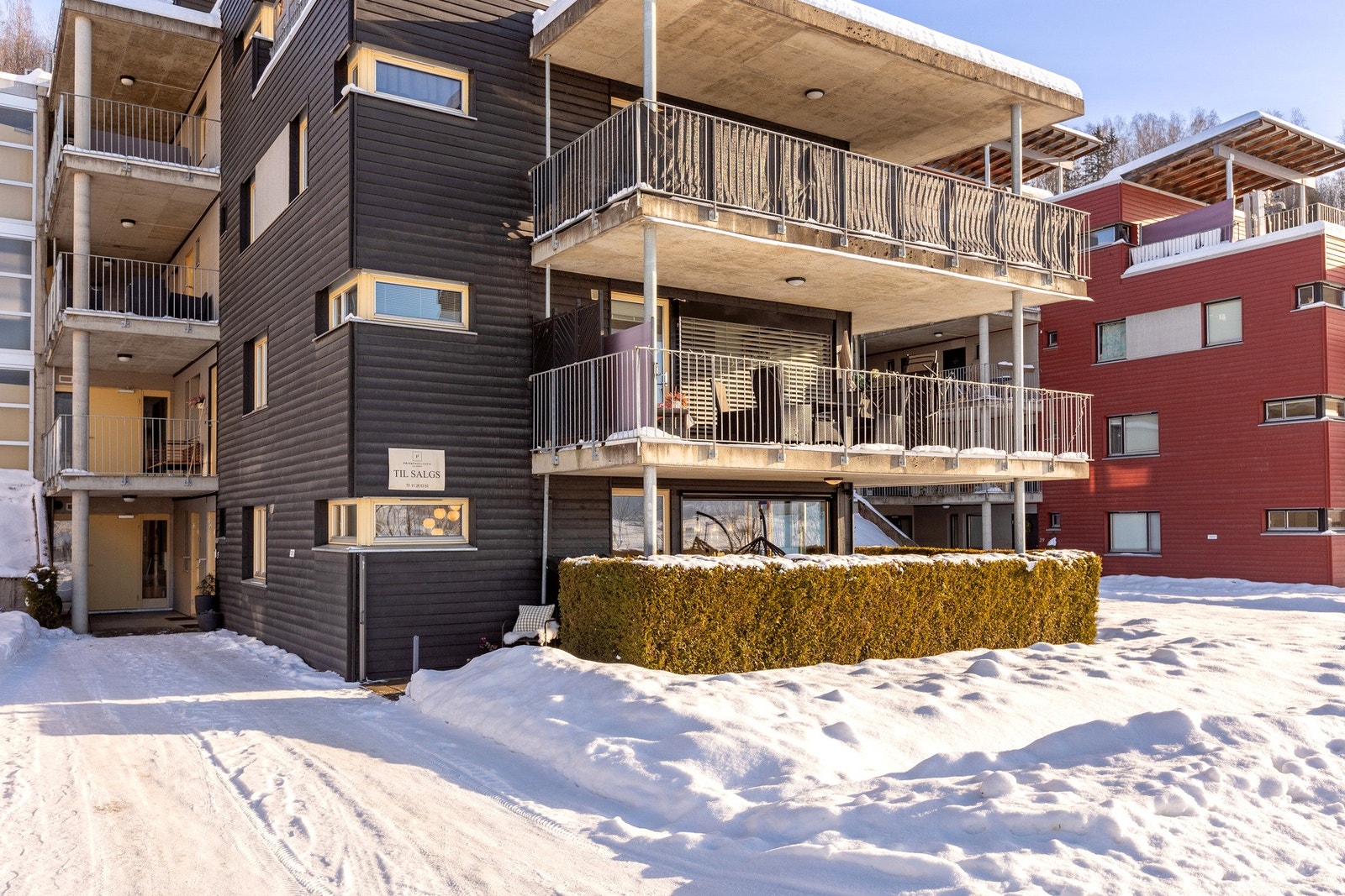 Dette er et stille og rolig område, i en blindvei uten gjennomgangstrafikk. Fra eiendommen er det umiddelbar nærhet til Mjøsa med fine badeplasser og fiskemuligheter. Galleribilde