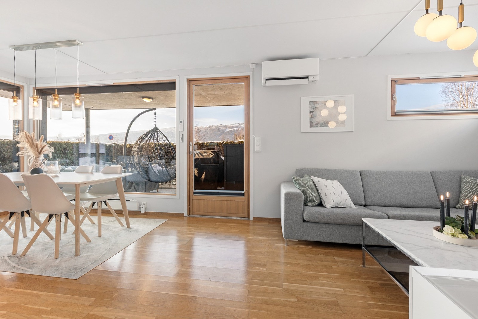 Fra stuen er det utgang til takoverbygget uteplass med gode solforhold. Galleribilde