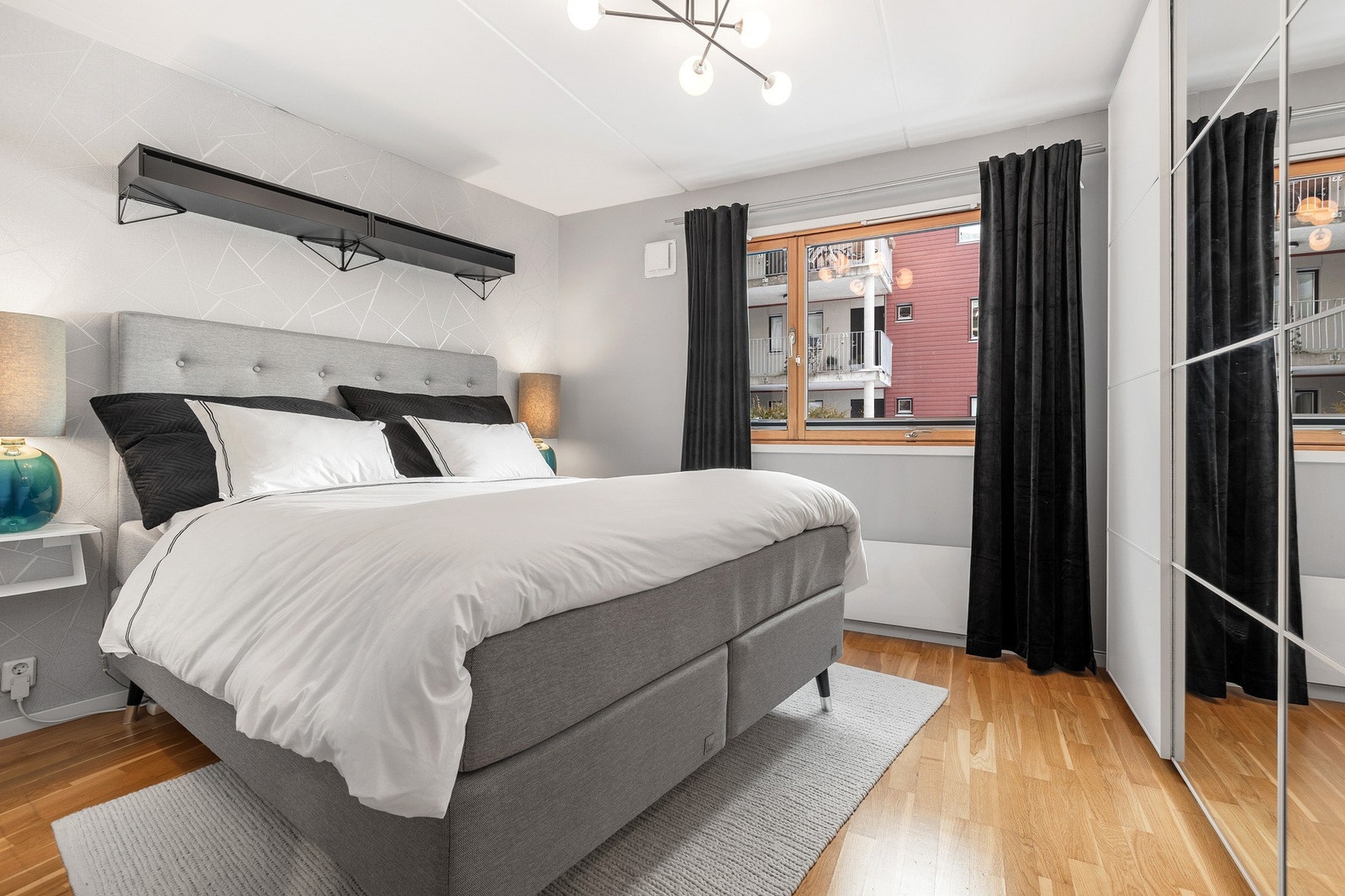 Hovedsoverom med god skapplass. Galleribilde