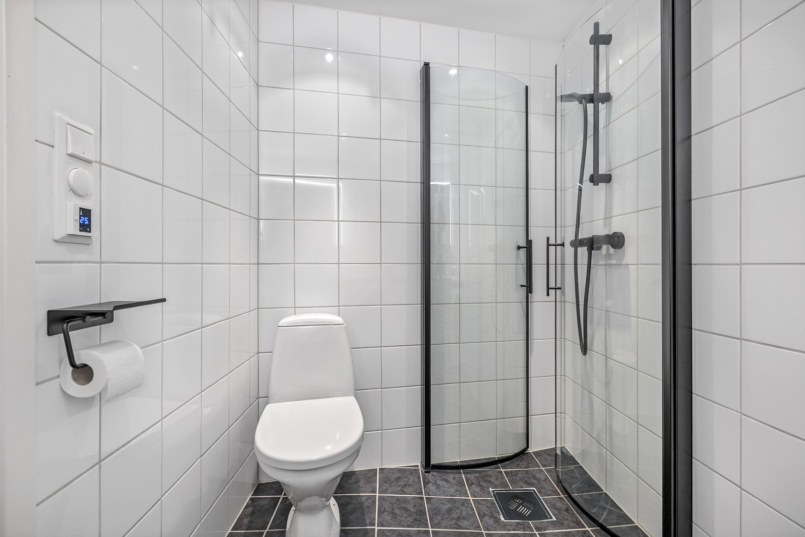 Innfellbare dusjvegger og vegghengt dusjutstyr. Opplegg for vaskemaskin. Toalett. Galleribilde